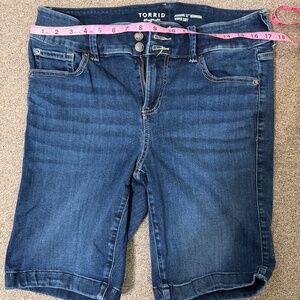 Torrid Jegging Bermuda Shorts Size 12